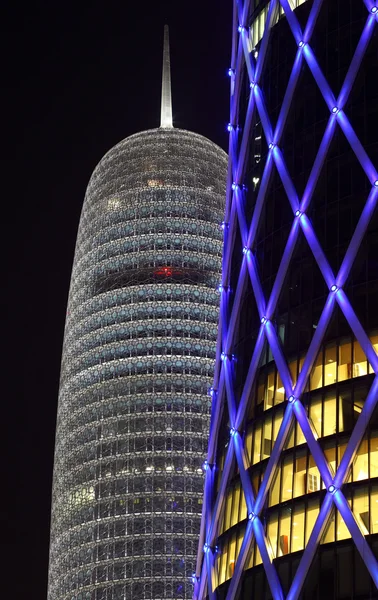 Burj Qatar и синяя подсветка башни QIPCO в Осаке, Катар — стоковое фото