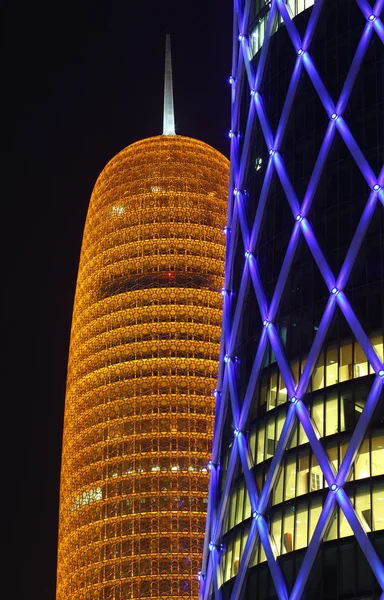 Burj Qatar y la torre QIPCO azul iluminada en Doha, Qatar — Foto de Stock