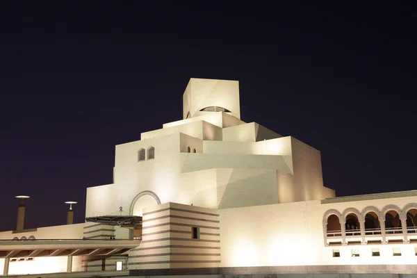Museet för islamisk konst i doha upplyst på natten. Qatar, Mellanöstern — Stockfoto