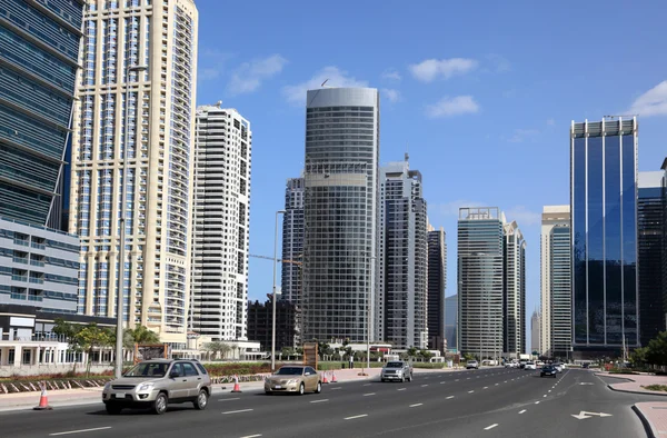 Rua em Jumeirah Lakes Towers em Dubai — Fotografia de Stock