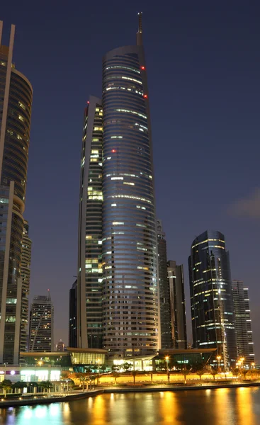 Arranha-céu à noite em Jumeirah Lakes Towers em Dubai — Fotografia de Stock