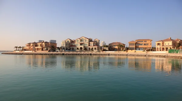 在多哈，卡塔尔，中东地区在珍珠港水边建筑 — 图库照片
