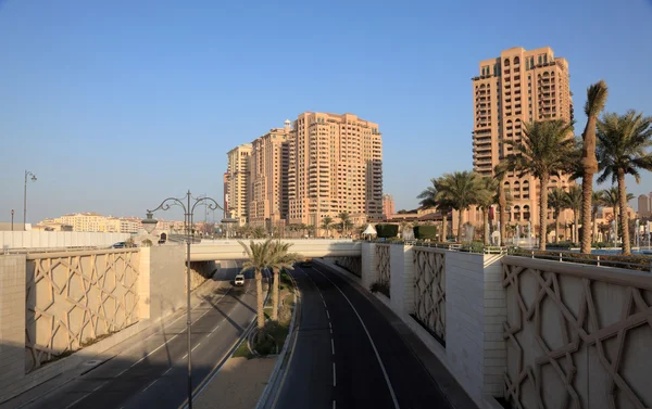 Autopista de la ciudad en The Pearl en Doha, Qatar —  Fotos de Stock