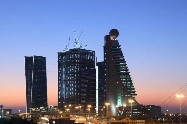 Hoogbouw gebouwen downtown in dubai's nachts — Stockfoto