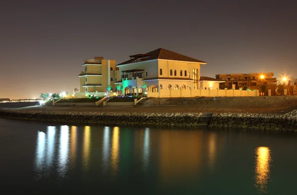 Edifícios residenciais à noite em The Pearl, Doha Qatar — Fotografia de Stock
