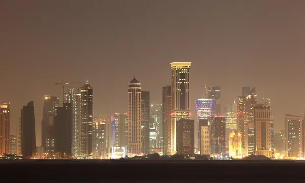 Doha-Skyline bei Nacht, Katar, Naher Osten — Stockfoto