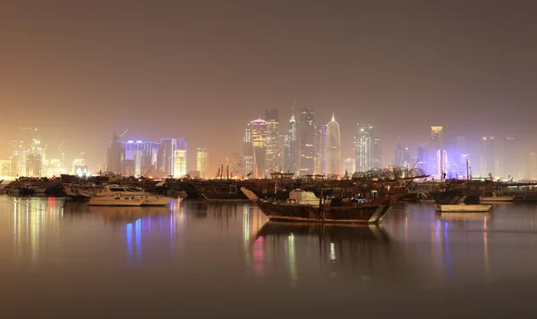 Doha skyline w nocy, Katar, Bliski Wschód — Zdjęcie stockowe
