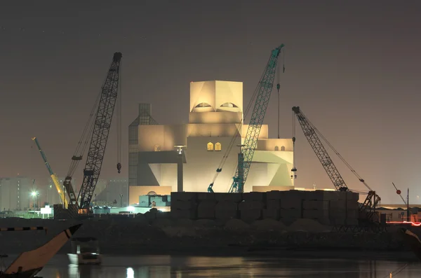 Музей исламского искусства в Дохе освещается ночью. Катар, Ближний Восток — стоковое фото