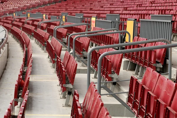 Κόκκινο καθίσματα σε ένα γήπεδο — Φωτογραφία Αρχείου