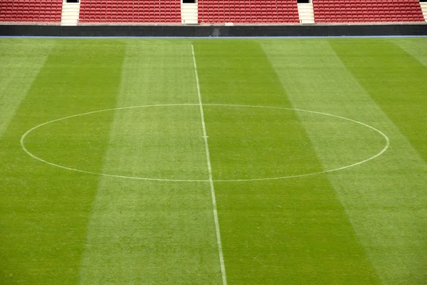 Зеленая лужайка на футбольном стадионе — стоковое фото