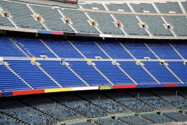 Asientos vacíos grises y azules en un estadio — Foto de Stock