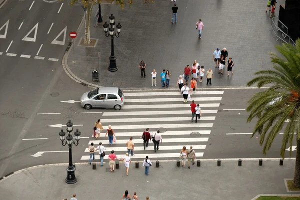 Vista aérea do cruzamento de pedestres na cidade. Barcelona, Espanha — Fotografia de Stock