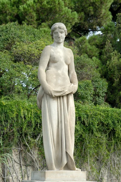 Статуя в Palau Reial de Pedralbes в Барселоне, Испания — стоковое фото