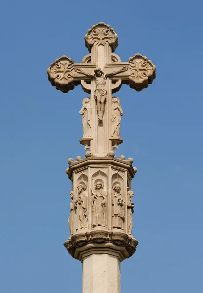Kruis van een katholieke kerk in barcelona, Spanje — Stockfoto