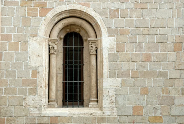 Okno starověké církve v Barceloně, Španělsko — Stock fotografie