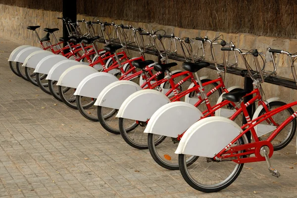 在西班牙巴塞罗那市出租自行车 — 图库照片