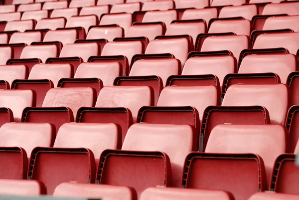 Κόκκινο καθίσματα σε ένα γήπεδο — Φωτογραφία Αρχείου