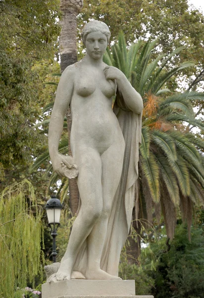 Nackte Frauenstatue in barcelona, spanien — Stockfoto