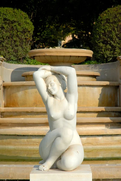Статуя в Palau Reial de Pedralbes в Барселоне, Испания — стоковое фото
