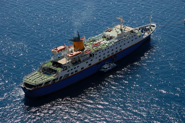 Κρουαζιερόπλοιο στο λιμάνι της Σαντορίνης, Ελλάδα — 图库照片