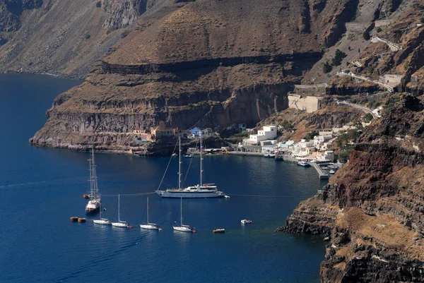 Barcos en el puerto de Santorini, Grecia — Foto de Stock