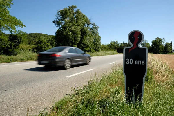 Silhouet van een 30 jaar oud persoon gedood bij een ongeluk op de weg in Frankrijk — Stockfoto