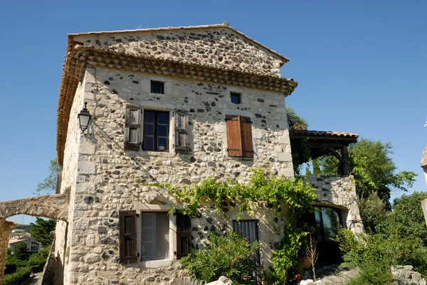 Древний дом в деревне на юге Франции — стоковое фото