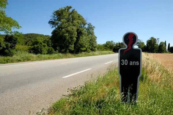 Silhuetten av en 30 år gammal person dödades i en olycka på vägen i Frankrike — Stockfoto