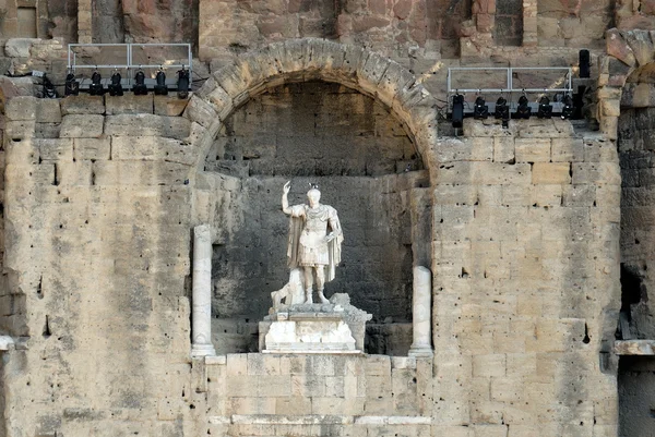 Άγαλμα του Ρωμαίου αυτοκράτορα στο Ρωμαϊκό Θέατρο του πορτοκαλιού, Γαλλία — Φωτογραφία Αρχείου