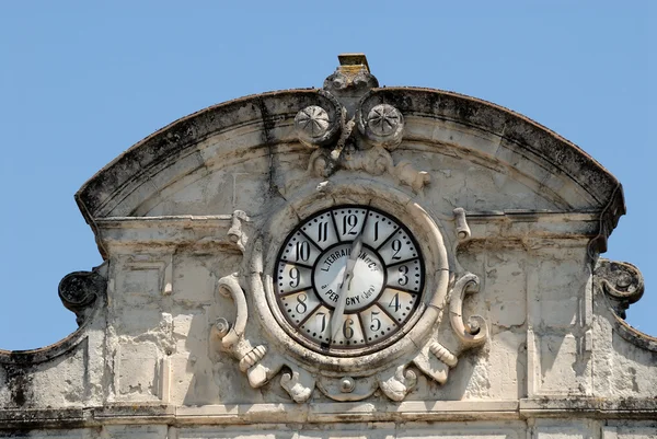 Klok in een oude stad in de provence, Frankrijk — Stockfoto