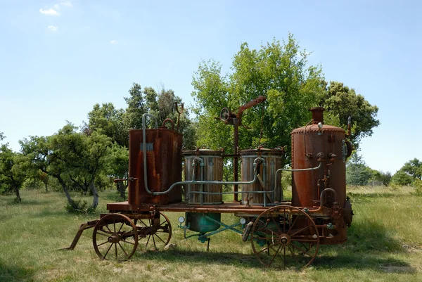 Gamla destillera maskin och lavendel fält i provence, Frankrike — Stockfoto