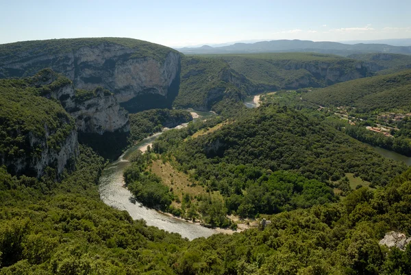 Landschaft mit dem Fluss ardèche in der Provence, Frankreich — Stockfoto