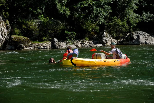 Les jeunes s'amusent avec le kayak — Photo