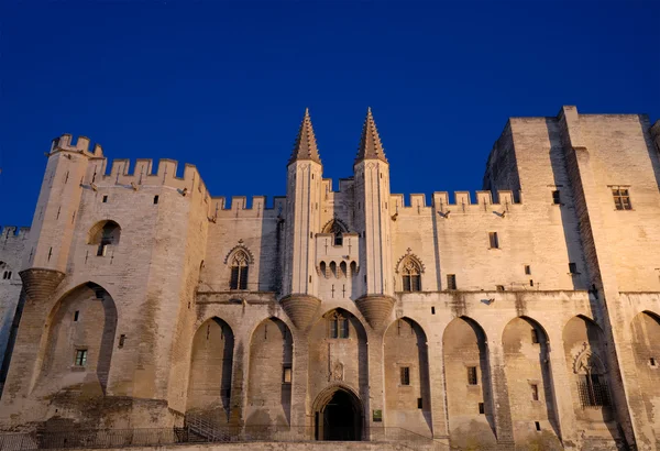 Papežova palác v Avignonu v noci, Francie — Stock fotografie