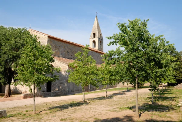 Medieval Cistercian cloister in southren France — Zdjęcie stockowe