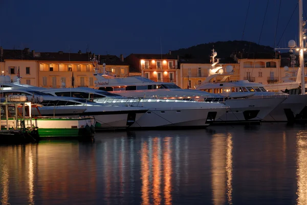 Luxusjachtok Saint Tropez harbor, Franciaország — Stock Fotó