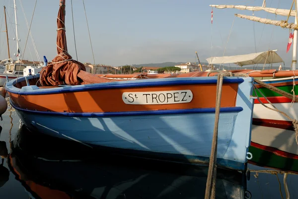 Αλιευτικό σκάφος σε Σαιν-Τροπέ, Γαλλία — Φωτογραφία Αρχείου