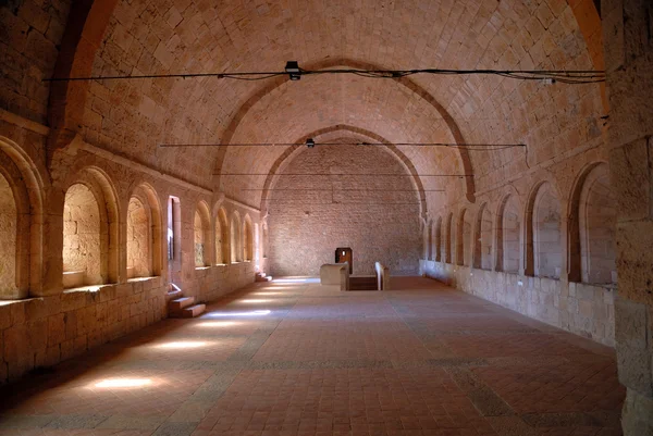 Medieval cistercian cloister in southern France — Stock Photo, Image