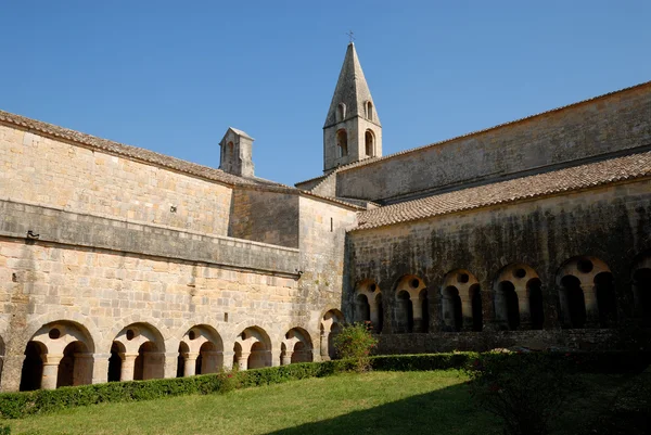 Medieval Cistercian cloister in southern France — Stock Photo, Image