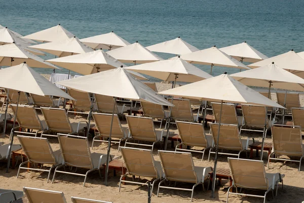 Sunlounger Cannes-ban, a dél-franciaországi strandon — Stock Fotó