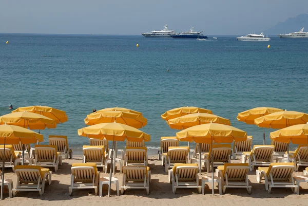Tumbonas en la playa de Cannes, sur de Francia — Foto de Stock