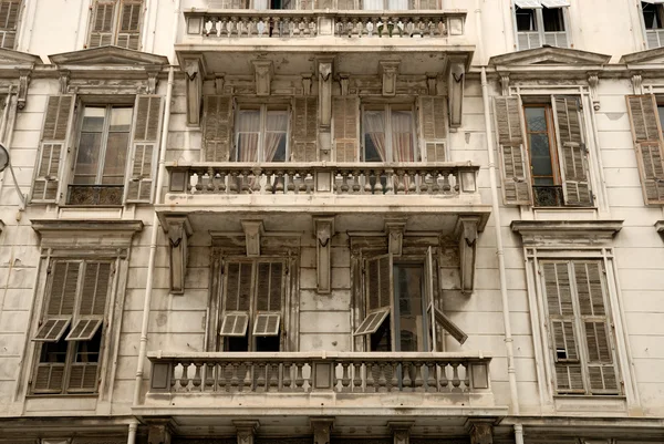 Edificio fachada en la antigua Niza en la riviera francesa Francia —  Fotos de Stock