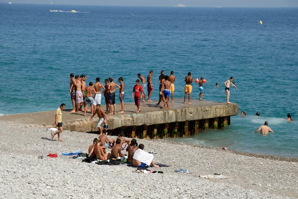 Молодые развлекаются на пляже Ниццы, Франция — стоковое фото
