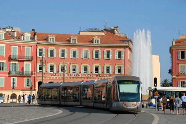 Трамвай на Площади Массачусетской в Ницце, Франция — стоковое фото