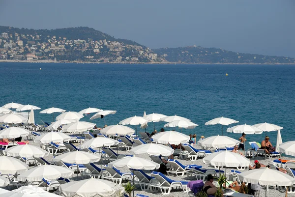 Espreguiçadeira na praia em Cannes, sul da França — Fotografia de Stock