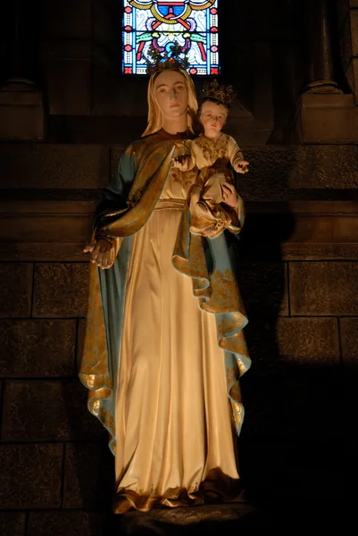 Madonna en kind standbeeld in een kerk — Stockfoto