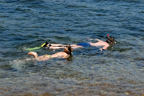 Snorkeling crianças no Mar Mediterrâneo — Fotografia de Stock