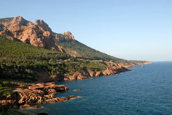 Kliffen aan de kust in jas d'azur, Zuid Frankrijk — Stockfoto