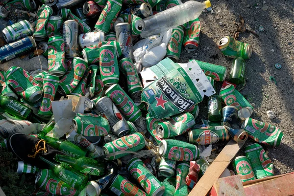 Empty beer cans on the street — Stock Photo, Image