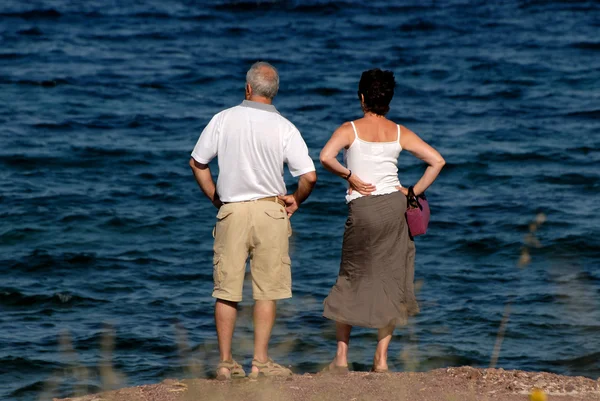 Пожилая пара наслаждается видом на побережье — стоковое фото